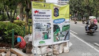 Sejumlah petugas sibuk memasang pelapis resapan air hujan di sekitar kawasan Balai Kota Jakarta, Senin (22/4/2019).
