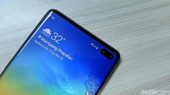 Bagian depan terdapat kamera dalam layar, ukurannya masing-maing 10 MP dan 8 MP. Foto: Adi Fida Rahman/detikINET