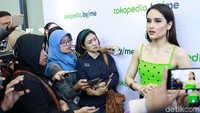 Cinta Laura saat ditemui di kawasan Kuningan, Jakarta Selatan pada Senin (22/4). Pool/Palevi S/detikFoto.