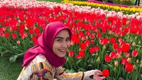Ayu berkunjung ke taman bunga tulip bernama Emirgan Park. (ayutingting92/Instagram)