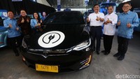Menko Maritim Luhut Binsar Pandjaitan, Menteri Perhubungan Budi Karya Sumadi dan Presiden Direktur Blue Bird Group Holding Noni Purnomo saat meluncurkan taksi mobil listrik di Jakarta, Senin (22/4/2019).