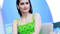Cinta tampil fresh dan menawan. Pool/Palevi S/detikFoto.