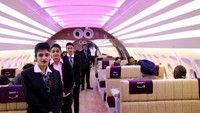 Sejumlah petugas pun siap melayani pengunjung yang datang, mirip seperti kru kabin (Runway 1)