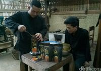 Kopi Jaran Goyang dari Desa Kemiren Disangrai dengan Cara Tradisional