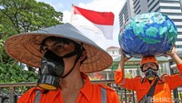 Sejumlah aktivis menggelar peringatan Hari Bumi di kawasan Jakarta, Senin (22/4/2019).