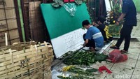 Seorang pedagang bernama Samsuri mengaku, zaman Ahok terima order sampai 200 papan karangan bunga dalam dua hari. Saat itu, Samsuri mengaku terima omzet tembus Rp 100 juta.