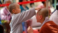 Seorang calon Biksu cilik bermain dengan Biksu di Kuil Jogye, Seoul, Korea Selatan, jelang perayaan Hari Raya Waisak.