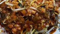 Setelah diaduk dengan bumbu oncom dan tauco yang kental, toge goreng siap disantap. Ditambah kerupuk makin enak. Foto: Instagram @dapur_nn