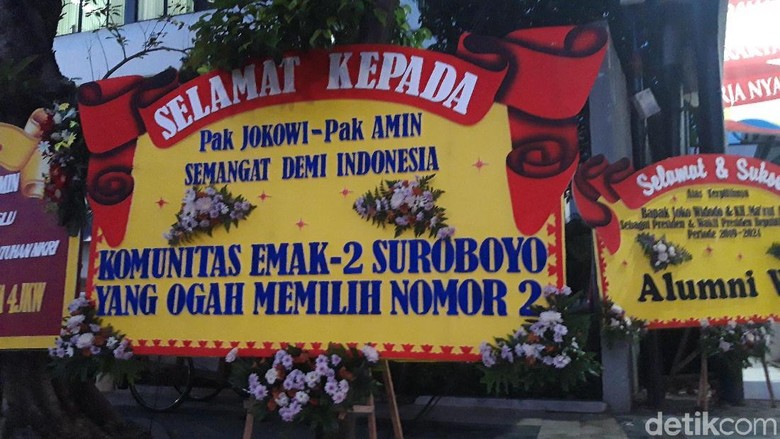 Karangan Bunga dengan Ucapan Unik Penuhi Posko Pemenangan Jokowi Karangan Bunga dengan Ucapan Unik Penuhi Posko Pemenangan Jokowi