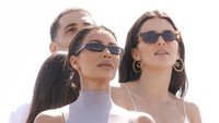 Tampak pula keluarganya, seperti Kim Kardashian dan Kendall yang hadir di sana. Rich Fury/Getty Images for Coachella