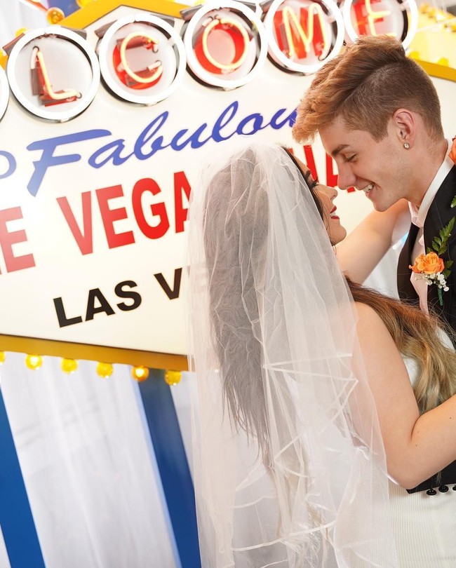 Dan baru-baru ini konten YouTube Danielle Cohn dan Mikey Tua menjadi kontroversi. Keduanya membuat konten berjudul We Got Married… dan We Are Expecting…. Ternyata kedua konten tersebut hanyalah prank alias lelucon semata. Foto: Instagram