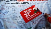 Para tokoh tersebut memberikan bunga mawar dan menandatangani spanduk dukungan sebagai tanda KPU tidak sendirian.