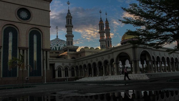 Pengunjung beraktivitas di halaman Masjid Islamic Center Samarinda di Kota Samarinda, Kalimantan Timur, Sabtu (9/3/2019). Masjid yang memiliki tujuh menara ini merupakan masjid termegah dan terbesar di Asia Tenggara setelah masjid Istiqlal. ANTARA FOTO/Rony Muharrman/hp.