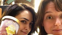 Wanita lulusan Universitas California ini memang suka makanan manis. Kali ini ia berpose dengan es krim rendah kalori. Foto: Instagram nazaninboniadi