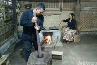 Kopi Jaran Goyang dari Desa Kemiren Disangrai dengan Cara Tradisional