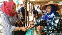 Berbagai makanan tradisional pun dijajakan pedagang yang memakai kebaya lengkap dengan capingnya di dalam saung-saung yang berjajar rapi (Rinto Heksantoro/detikcom)