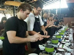Bule Belajar Masak Pecel Pitik dan Klepon Banyuwangi: Its So Hard