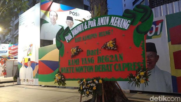 Karangan Bungan dengan Ucapan Unik Penuhi Posko Pemenangan Jokowi 