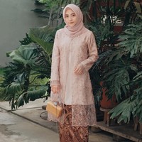 Tak sedikit hijabers yang bingung memadukan kebaya dan hijab dalam momen spesial seperti Hari Kartini, atau hari pernikahan kerabat. Beberapa tahun terakhir, perubahan tren hijab berubah. Kini, kebaya tak harus dipadukan dengan hijab yang dililit-lilit. Semakin sederhana, semakin santun terlihat. Foto: Instagram/Nisacookie