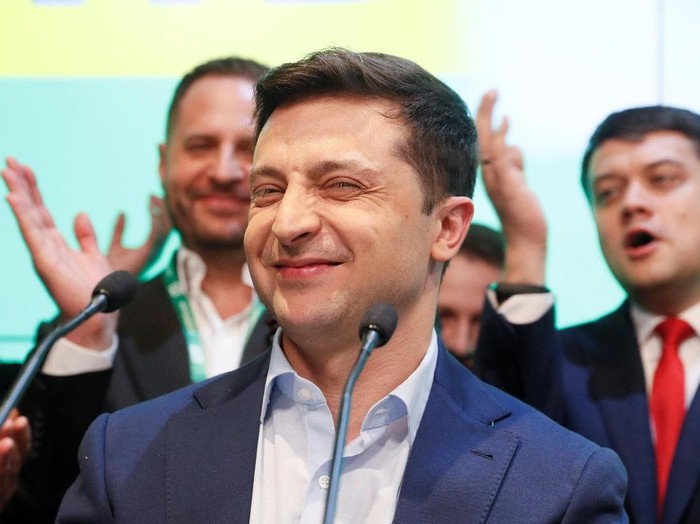 Pelawak Ukraina, Volodymyr Zelensky menarik perhatian dunia. Sebab, pria itu berhasil memperoleh lebih dari 70% suara dalam penyelenggaraan Pilpres di Ukraina.