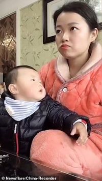 Ibu Ini Punya Cara Lucu Agar Anaknya Tak Mencuri Makanannya