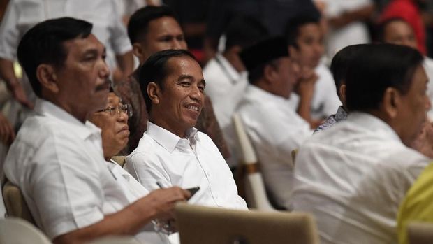 Calon Presiden nomor urut 01 Joko Widodo (kanan) bersama calon wakil presiden nomor urut 01 Maruf Amin (kedua kiri) menyaksikan hasil hitung cepat Pemilu Presiden 2019 di Jakarta, Rabu (17/4/2019). Pasangan Jokowi-Ma'ruf Amin menyatakan akan menunggu hasil resmi dari KPU meskipun sejumlah lembaga survei memenangkan mereka dalam hitung cepat. ANTARA FOTO/Puspa Perwitasari/HP.