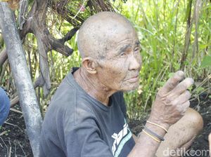 Relawan Bangun Saung untuk Kakek Penghuni Semak Belukar