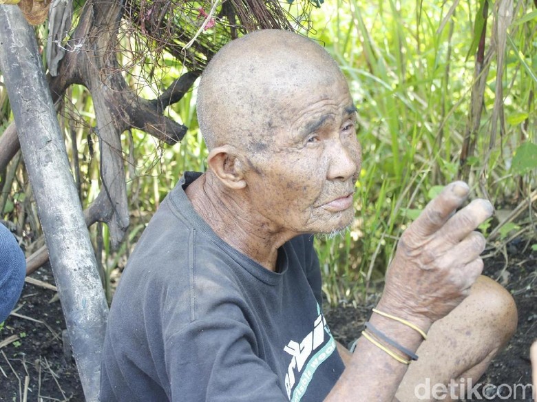 Relawan Bangun Saung untuk Kakek Penghuni Semak Belukar Relawan Bangun Saung untuk Kakek Penghuni Semak Belukar