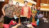 Direktur Utama Bank Mega Kostaman Thayib, Corporate Secretary Bank Mega Christiana M. Damanik, dan Ketua Panitia HUT Bank Mega Mutesa Holdin juga meninjau kegiatan donor darah. Istimewa/Bank Mega.