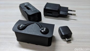 Ragam aksesori, earphone AKG, kabel data, charger dan USB type C OTG. Foto: Adi Fida Rahman/detikINET