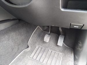 Nyetir Mobil Matic Pakai 2 Kaki? Ini Bahayanya