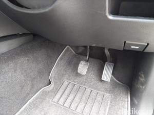 Nyetir Mobil Matic Pakai 2 Kaki? Ini Bahayanya