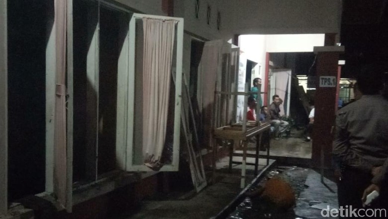 Polisi Selidiki Penyebab Kebakaran Gudang KPU di Sumbar Polisi Selidiki Penyebab Kebakaran Gudang KPU di Sumbar