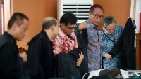 KPK sendiri meminta majelis hakim menunda persidangan selama 3 minggu. Namun, pengacara Rommy tidak setuju.