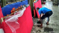 Pesanan yang masuk sedikit demi sedikit. Pedagang berharap, pesanan karangan bunga bisa melebihi zaman Basuki Tjahaja Purnama (BTP) alias Ahok.