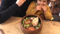 Yummy! Nazanin bersama anggota keluarganya yang cilik sedang bersiap makan salad. Eits, mereka ngemil cookies apa tuh? Foto: Instagram nazaninboniadi