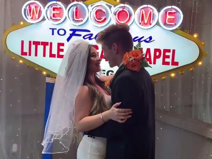 Youtuber Danielle Cohn dan Mikey Tua pura-pura menikah di Las Vegas. Foto: Screenshot YouTube/ Dani Cohn Youtuber Danielle Cohn dan Mikey Tua pura-pura menikah di Las Vegas. Foto: Screenshot YouTube/ Dani Cohn