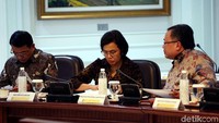 Saat membuka ratas, Jokowi mengingatkan kembali kepada seluruh pejabat kabinet kerja untuk tetap mewaspadai perkembangan ekonomi global.