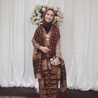 Kebaya yang dipilih juga sebaiknya tidak membentuk tubuh. Ada banyak pilihan kebaya berpotongan longgar yang dijual di pasaran. Selain memakai kebaya, kamu juga bisa memainkan selendang batik sebagai pemanis. Bros di bagian tengah kebaya jadi pusat atensi yang bisa kamu tampilkan. Foto: Instagram/Dwihandaa