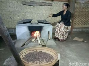 Kopi Jaran Goyang dari Desa Kemiren Disangrai dengan Cara Tradisional