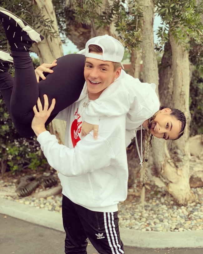 Danielle Cohn dan Mikey Tua sama-sama baru berusia 15 tahun. Keduanya berpacaran sejak pertengahan 2018. Mereka kerap mengunggah konten yang mengekspos kebersamaan sebagai pasangan kekasih. Foto: Instagram