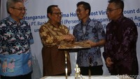 Direktur Teknologi Informasi & Operasi Bank Mandiri Rico Usthavia Frans (tengah) berbincang dengan Uskup Agung Jakarta Mgr. Dr. Ignatius Suharyo Hardjoatmodjo (kedua kiri) usai melakukan penandatanganan perjanjian kerjasama di Jakarta, Senin (22/4/2019).