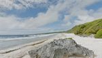 Pulau yang Jauh dari Mana-mana, Tapi Sampahnya dari Mana-mana