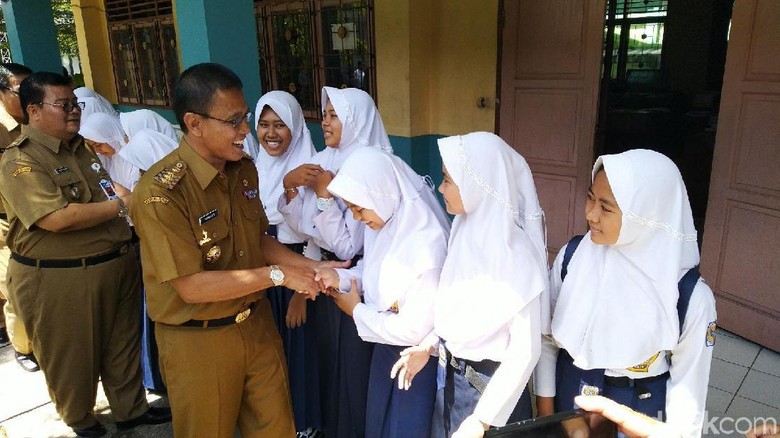 Hari Pertama Kerja, Bupati Ciamis Pantau UNBK SMP Hari Pertama Kerja, Bupati Ciamis Pantau UNBK SMP