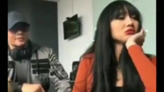 Lucinta Luna yang sedang diredakan emosinya oleh Deddy Corbuzier setelah sebelumnya marah-marah. Foto: (dok.Instagram) Lucinta Luna yang sedang diredakan emosinya oleh Deddy Corbuzier setelah sebelumnya marah-marah. Foto: (dok.Instagram)