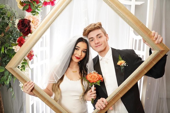 Aksi Danielle dan Mikey membuat konten yang membohongi netizen dengan berpura-pura menikah dan memalsukan kehamilan inilah yang ramai dihujat. Netizen menyebut aksi keduanya menyakiti hati orang-orang yang sedang berjuang untuk hamil. Kalian harusnya malu, begitu juga dengan orang-orang dewasa di sekitarmu. Dewasalah, demikian salah satu kritik netizen. Foto: Instagram