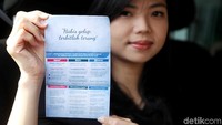 Seorang pengendara wanita mendapatkan promo dalam rangka memperingati Hari Kartini.