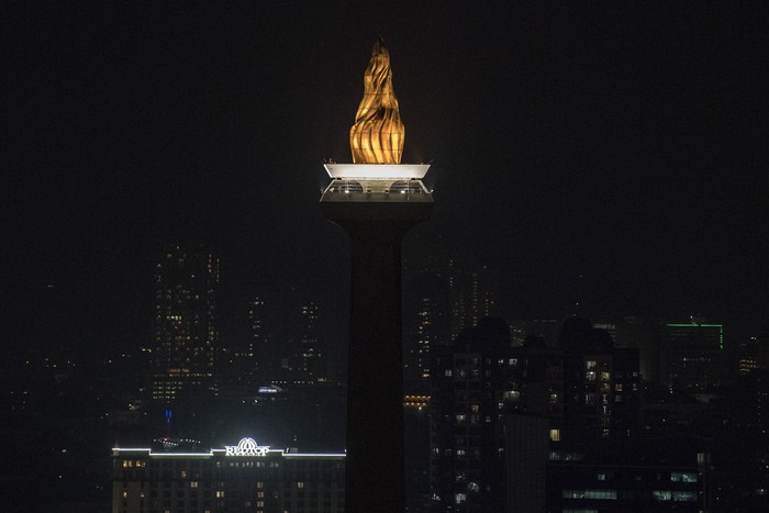 Suasana Monas yang penerangannya dipadamkan saat berlangsung Earth Hour di Jakarta, Sabtu (30/3/2019). Sejumlah monumen di Ibu Kota penerangannya dipadamkan pada pukul 20.30-21.30 WIB guna memperingati Earth Hour 2019. ANTARA FOTO/Sigid Kurniawan/foc.