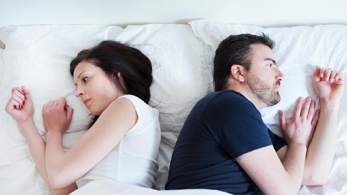 bercinta Sad and thoughtful couple after arguing lying in the bed