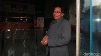 Dia hadir setelah sempat dua kali absen dari panggilan KPK.